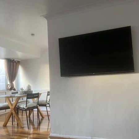 Home In Basildon, Essex Bagian luar foto