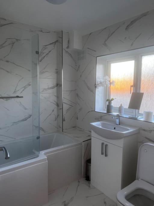 Home In Basildon, Essex Bagian luar foto