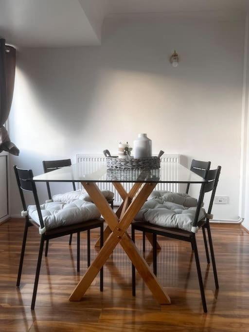 Home In Basildon, Essex Bagian luar foto
